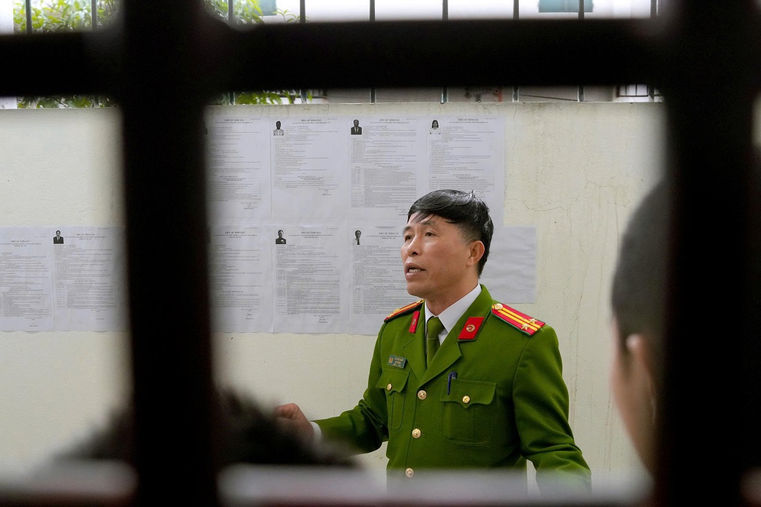 Cán bộ quản giáo Trại Tạm giam Công an tỉnh tuyên truyền về quyền và nghĩa vụ bầu cử đối với người bị tạm giữ, tạm giam