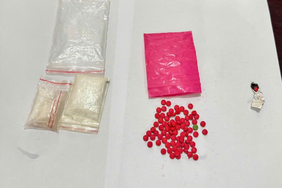 Đối tượng Nguyễn Tất Dương và tang vật ma túy thu giữ