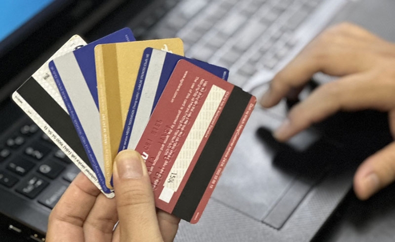 Lực lượng công an phát hiện các đối tượng lừa đảo, đánh bạc trực tuyến, rửa tiền thường lôi kéo học sinh, sinh viên mở hoặc cho thuê tài khoản ngân hàng - Ảnh minh họa