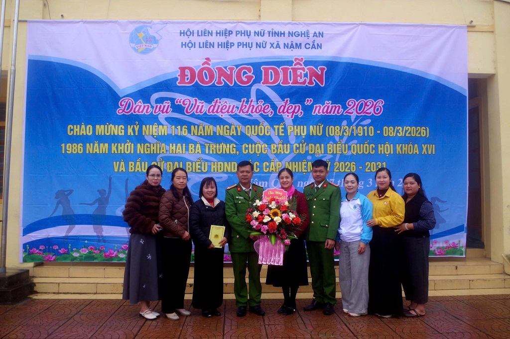 Công an xã Nậm Cắn chúc mừng và ghi nhận, biểu dương tinh thần trách nhiệm, sự nỗ lực của cán bộ, hội viên Chi hội Phụ nữ trong thực hiện nhiệm vụ và hoạt động phong trào 