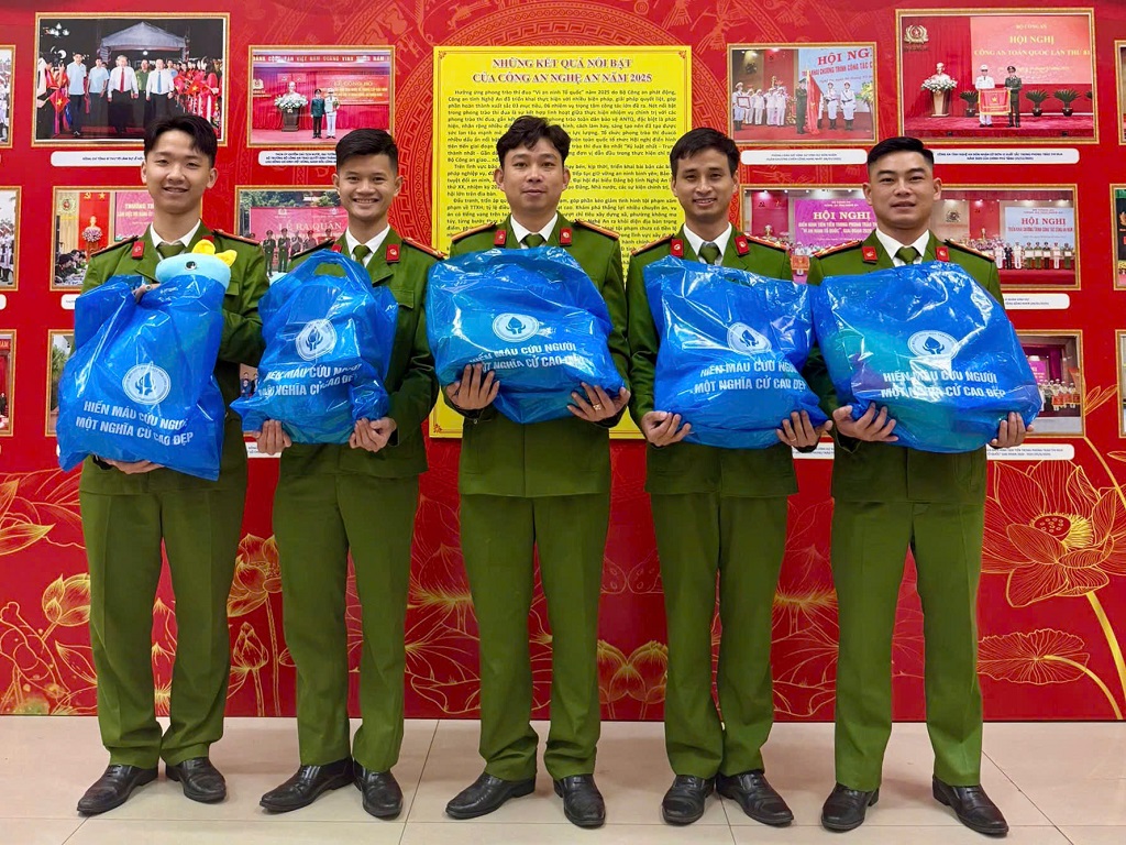 Cán bộ, đoàn viên Chi đoàn Công an phường Thành Vinh tích cực tham gia hiến máu