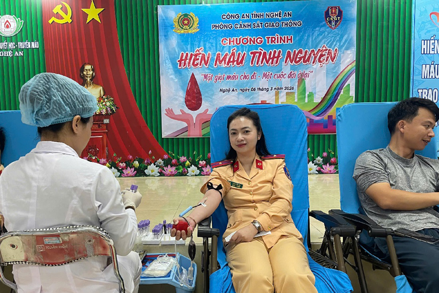 Cán bộ, chiến sĩ tích cực tham gia hiến máu