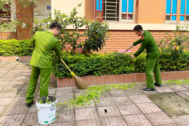 Đoàn viên, thanh niên quét dọn khuôn viên trụ sở