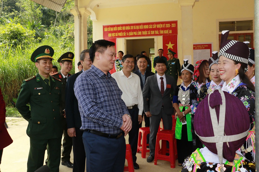 Đồng chí Nguyễn Khắc Thận, Bí thư Tỉnh ủy dự ngày bầu cử sớm ở xã biên giới Tam Thái