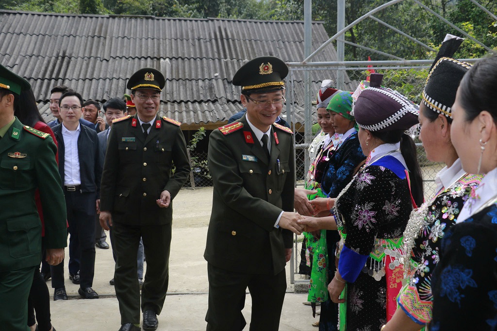 Đồng chí Đại tá Trần Ngọc Tuấn,  Phó Giám đốc Công an tỉnh dự ngày bầu cử sớm cùng các bản biên giới xã Tam Thái