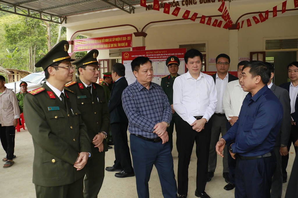 Đồng chí Nguyễn Khắc Thận, Bí thư Tỉnh ủy và đoàn công tác kiểm tra điểm bầu cử bản Phá Lỏm, Huồi Sơn (xã Tam Thái)