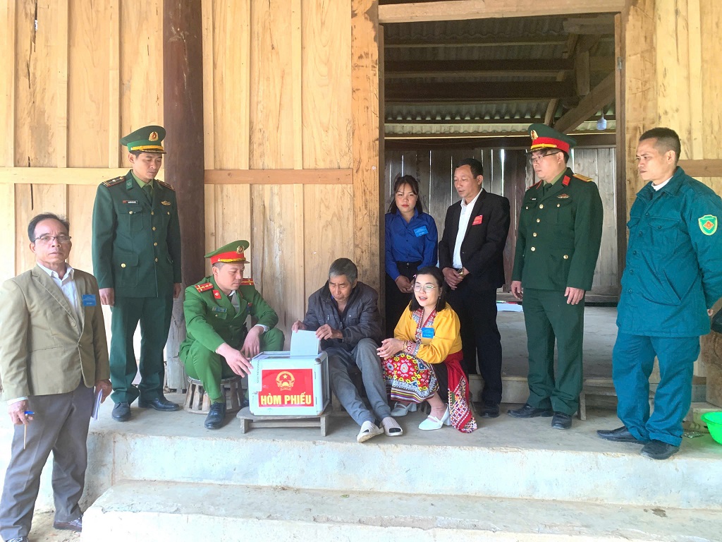 Công an xã Tam Thái phối hợp lực lượng liên quan mang thùng phiếu đến tận nhà hỗ trợ cử tri già yếu, bệnh tật tham gia bầu cử