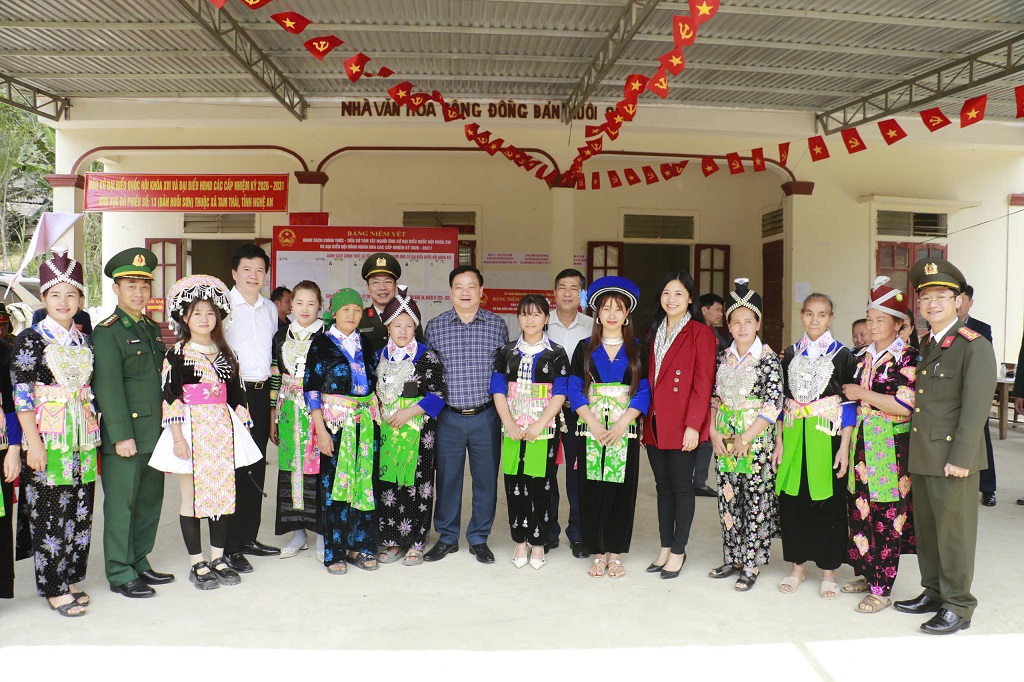 Đồng chí Nguyễn Khắc Thận, Bí thư Tỉnh ủy và đại biểu chụp ảnh lưu niệm với cử tri bản Huồi Sơn, xã Tam Thái trong ngày bầu cử sớm