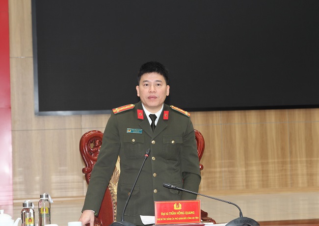 Đồng chí Đại tá Trần Hồng Quang, Phó Giám đốc Công an tỉnh phát biểu tại cuộc họp