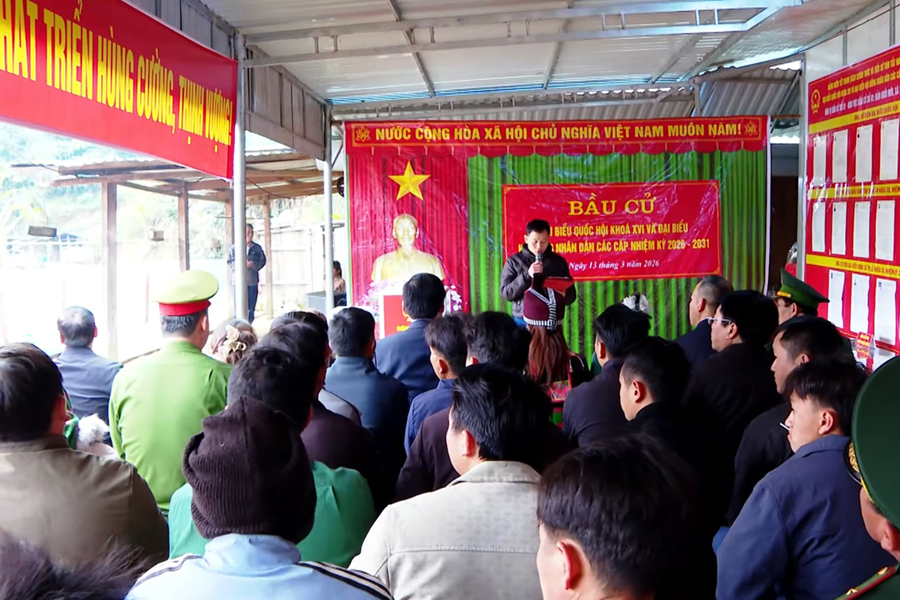 Tại điểm bầu cử sớm bản Huồi Mới, xã Tri Lễ