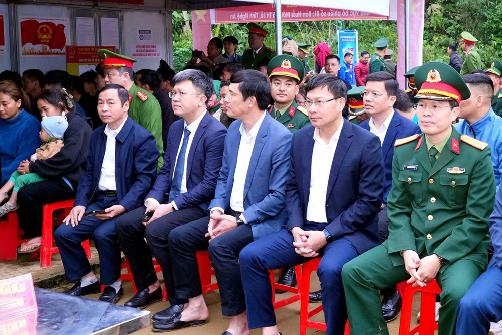 Đại biểu tham dự tại điểm bầu cử bản Huồi Mới