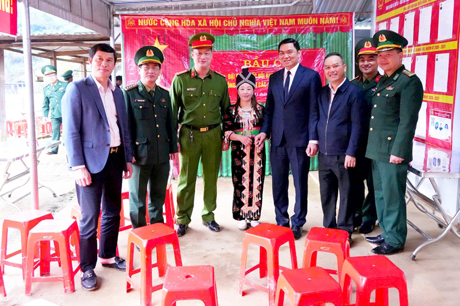 Đồng chí Hoàng Nghĩa Hiếu - Phó Bí thư Thường trực Tỉnh ủy, Chủ tịch HĐND tỉnh kiểm tra trước giờ bầu cử