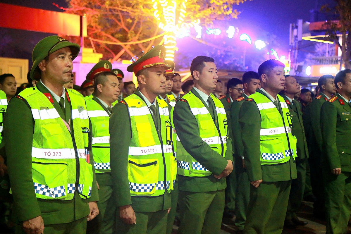 Công an tỉnh huy động hơn 500 cán bộ chiến sỹ và lực lượng tham gia bảo vệ an ninh trật tự tại cơ sở ra quân đồng loạt trên nhiều tuyến, địa bàn