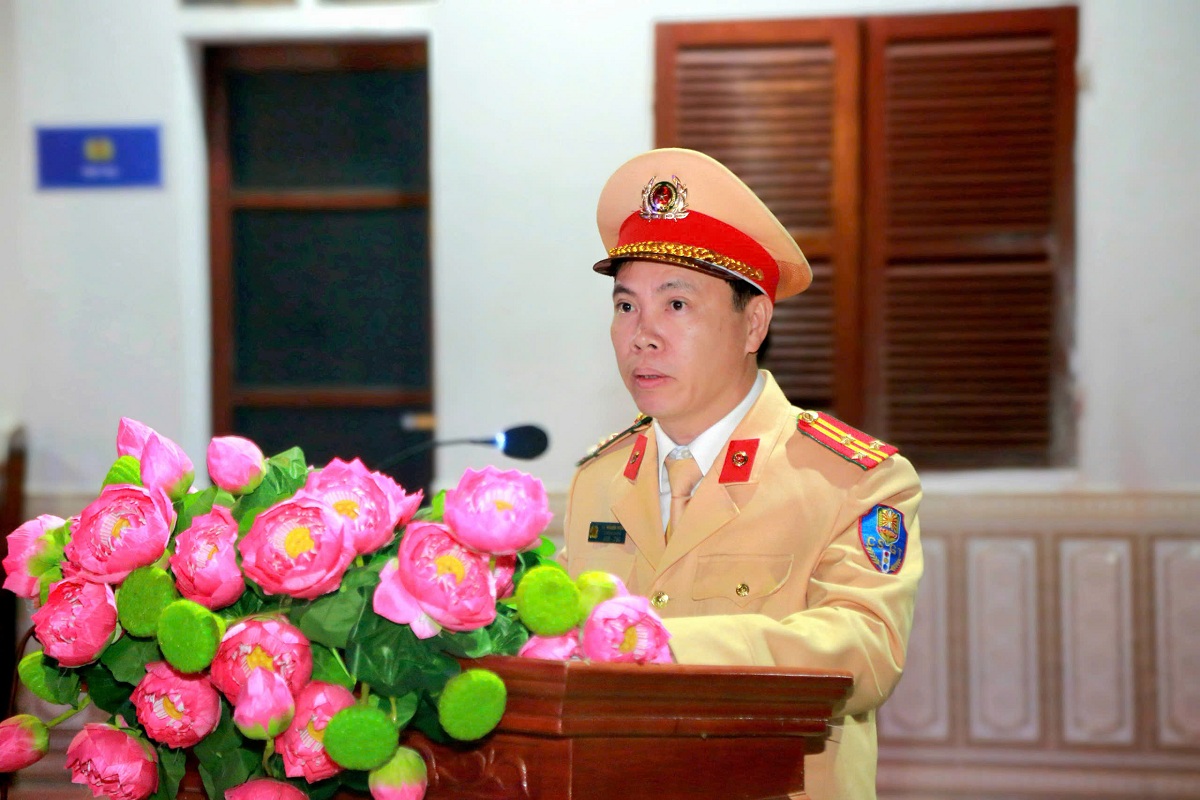 Thay mặt Lãnh đạo Công an tỉnh, đồng chí Thượng tá Lê Thanh Nghị, Trưởng phòng CSGT phát biểu giao nhiệm vụ cho các lực lượng