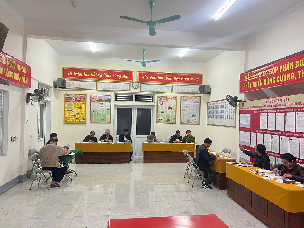 Công an phường Thành Vinh tích cực hỗ trợ công dân, tạo điều kiện thuận lợi cho cử tri trước ngày bầu cử