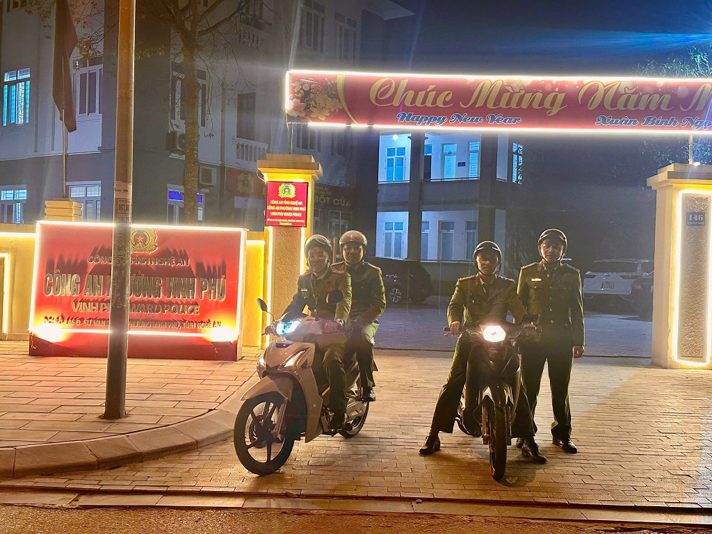 Công an phường Vinh Phú và lực lượng bảo đảm ANTT tại cơ sở tăng cường tuần tra, kiểm soát