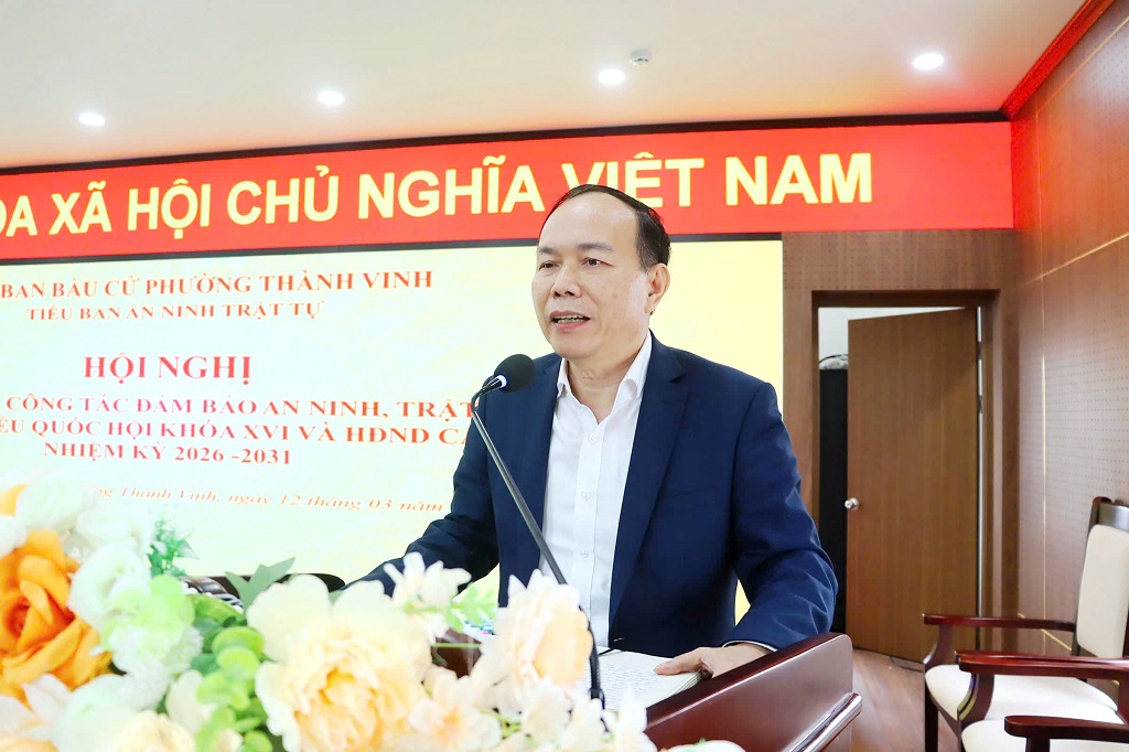 Đồng chí Nguyễn Sỹ Diệu, Phó Bí thư Đảng ủy, Chủ tịch UBND phường Thành Vinh phát biểu tại Hội nghị