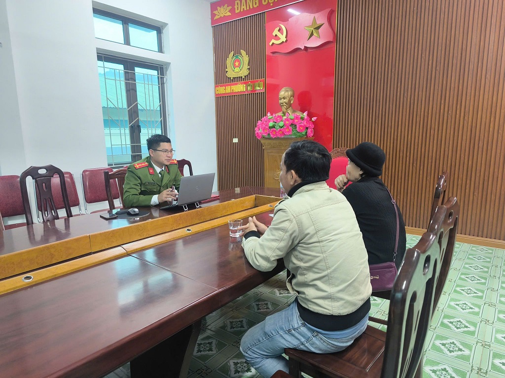 Công an phường Tây Hiếu làm việc với bà N.T.H.H.