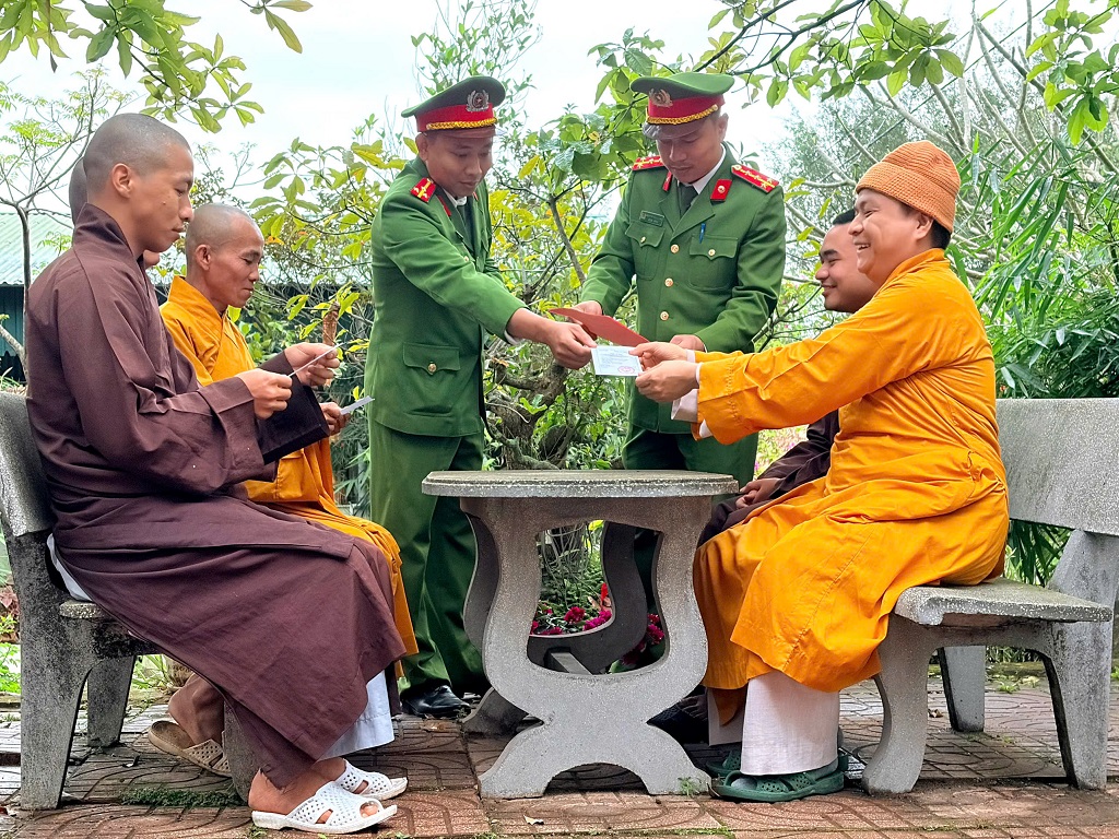 Công an xã bàn giao Thẻ cử tri cho Tăng sĩ