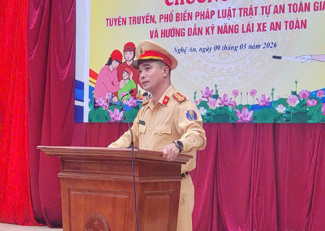 Đồng chí Thượng tá Nguyễn Hàm Thắng, Phó Trưởng phòng CSGT phát biểu tại chương trình