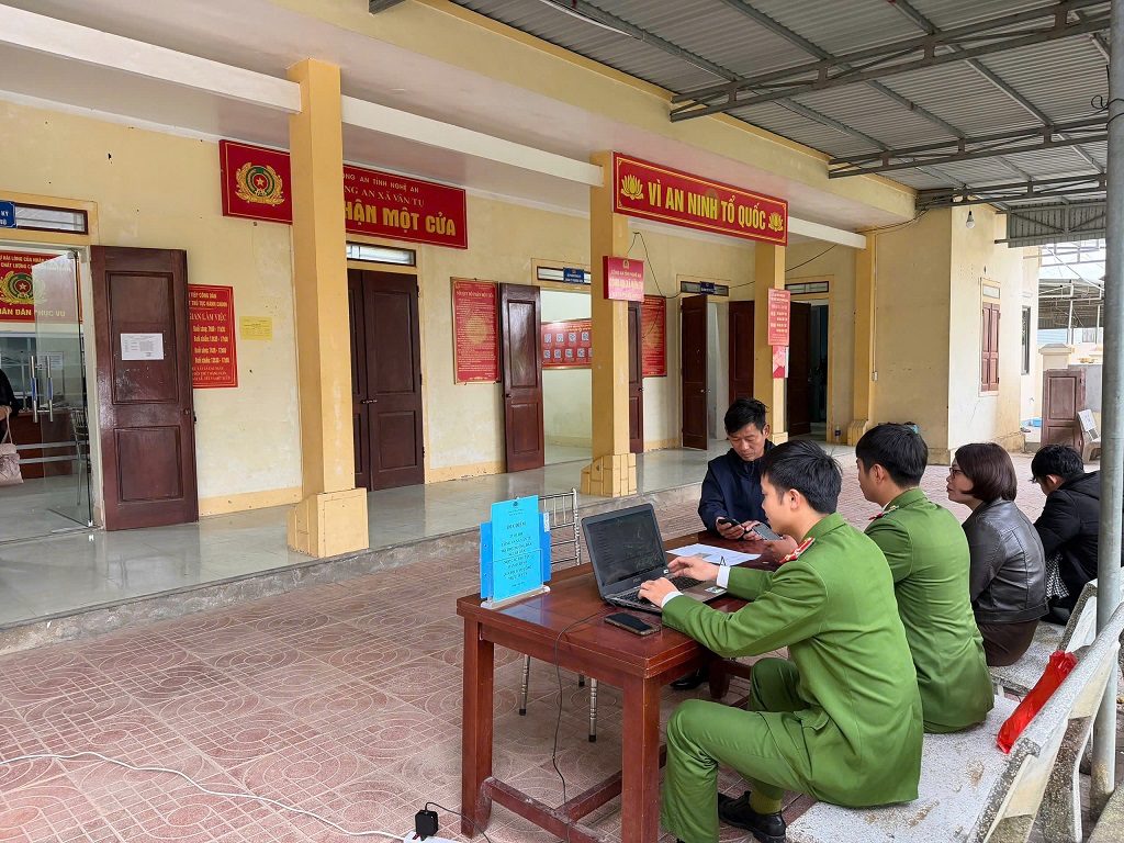 Công an xã triển khai điểm hỗ trợ, hướng dẫn người dân thực hiện thủ tục hành chính