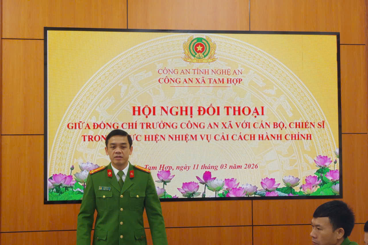 Đồng chí Trưởng Công an xã phát biểu tại hội nghị