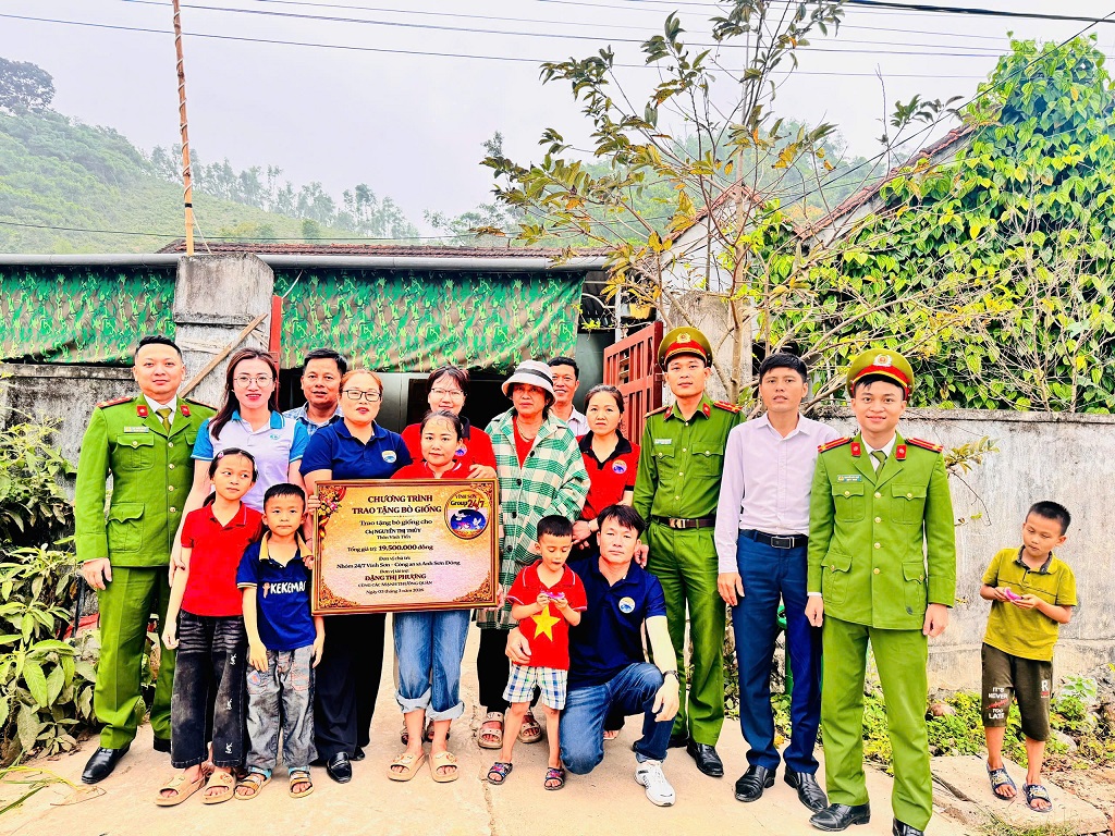 Đoàn thiện nguyện thăm hỏi, trao bò giống tặng hộ gia đình có hoàn cảnh khó khăn