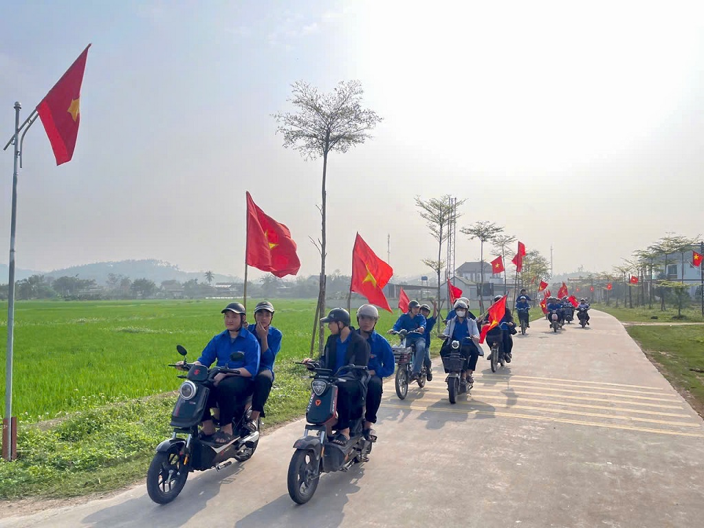 Công an xã phối hợp đoàn thể tổ chức tuyên truyền lưu động