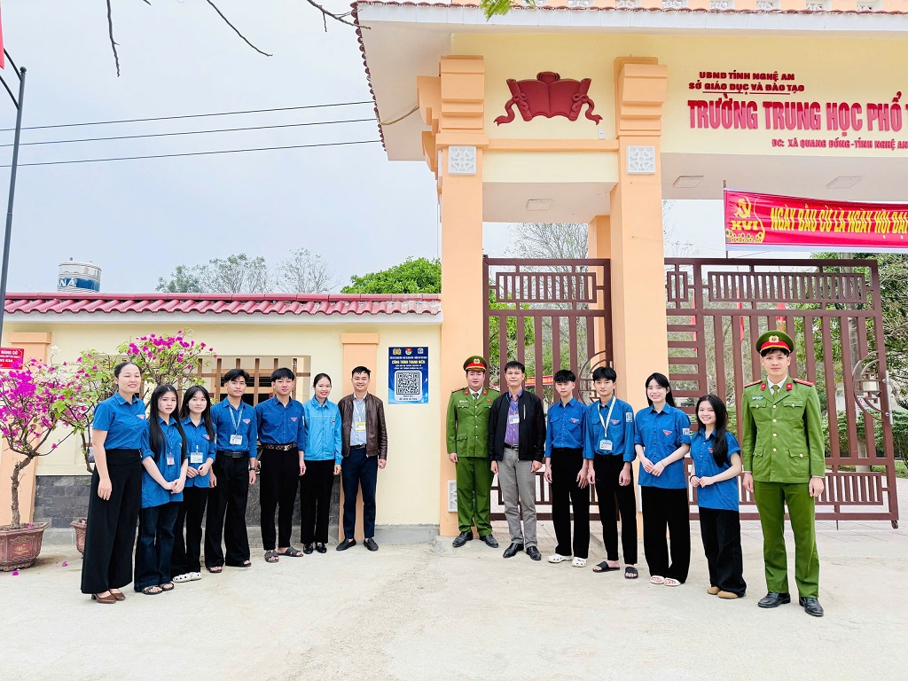 Công an xã phối hợp Đoàn xã gắn mã QR tuyên truyền về công tác phòng chống ma túy