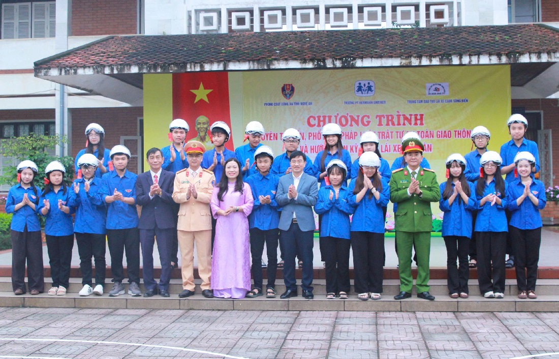 Trao mũ bảo hiểm tặng học sinh