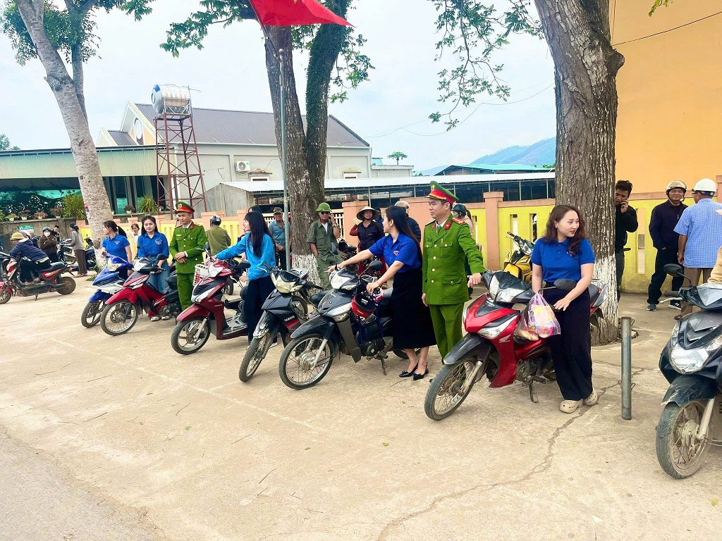 Công an xã Đông Hiếu duy trì mô hình “Cổng trường an toàn giao thông”