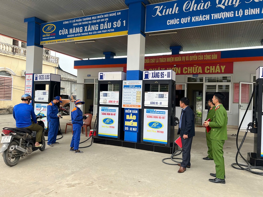 Công an xã kiểm tra cơ sở kinh doanh xăng dầu