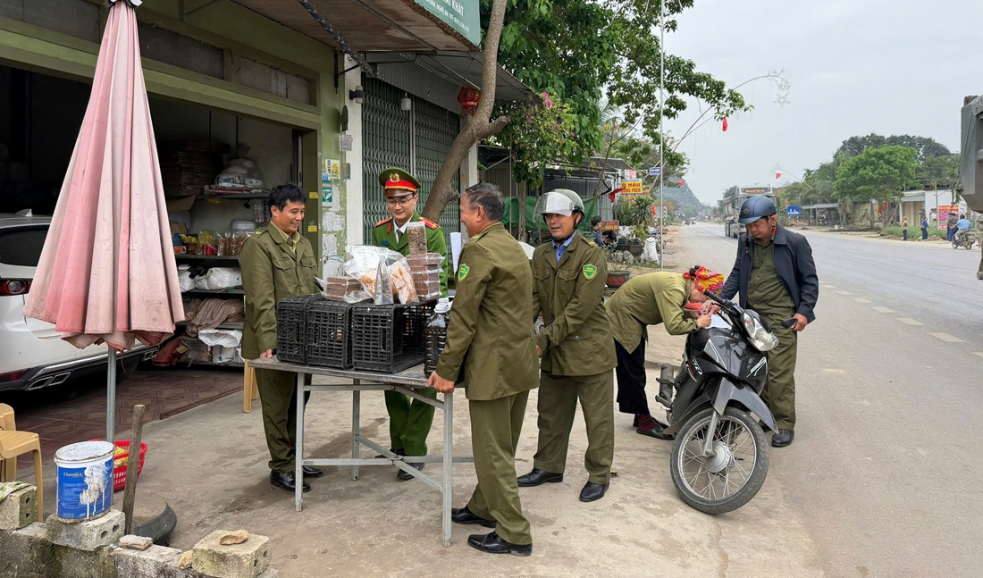 Công an xã Nghĩa Hưng ra quân giải tỏa hành lang an toàn giao thông phục vụ bầu cử