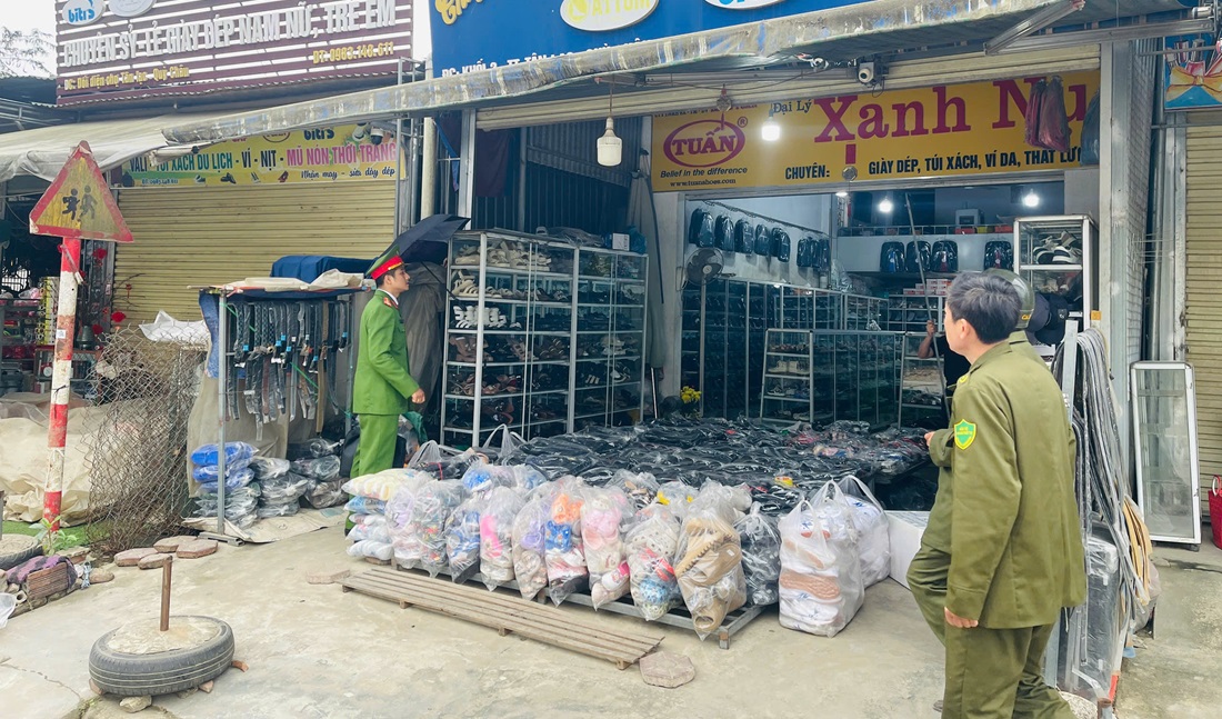 Công an xã Quỳ Châu ra quân giải tỏa hành lang an toàn giao thông 