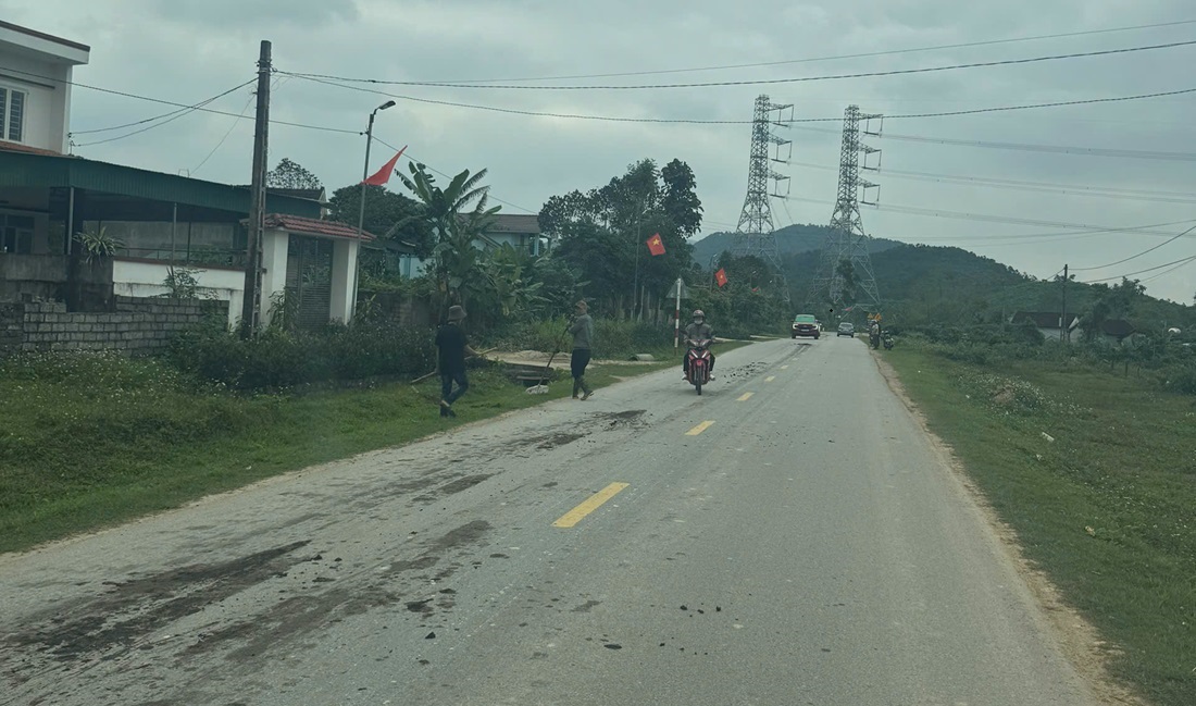 Công an xã Văn Kiều tăng cường xử phạt ô tô để rơi vãi vật liệu trên đường 