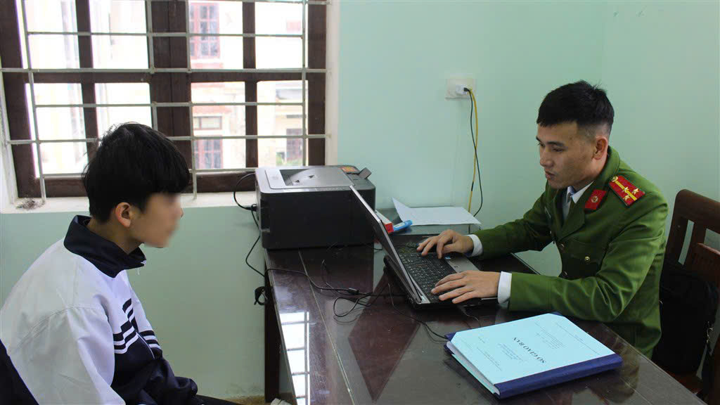 Lực lượng Công an xã Quỳnh Thắng làm việc với đối tượng chế tạo và sử dụng trái phép pháo nổ các loại.