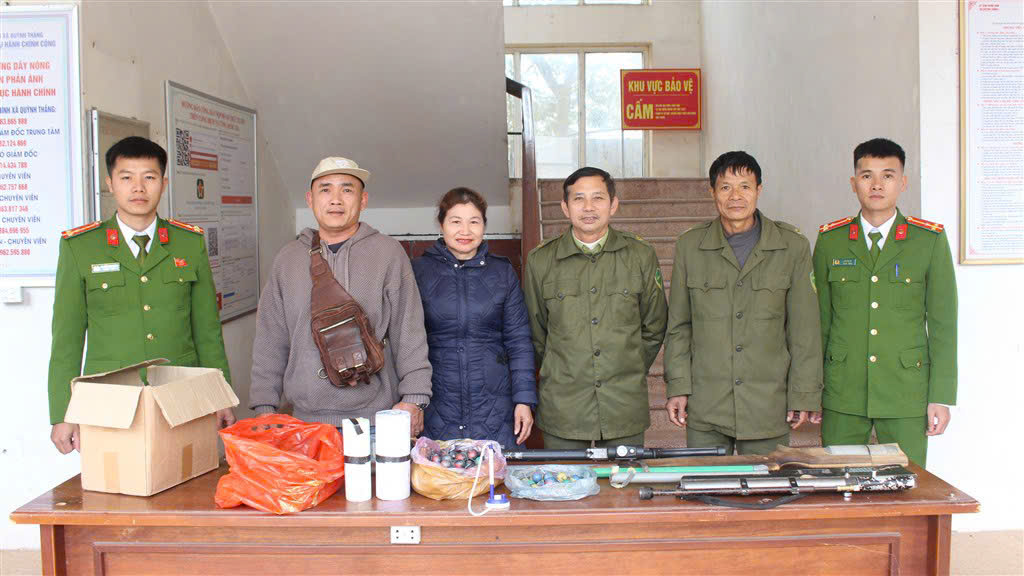 Người dân xã Quỳnh Thắng tự nguyện giao nộp vũ khí, vật liệu nổ.