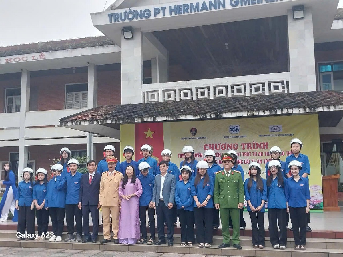 Trao 30 chiếc mũ bảo hiểm đạt chuẩn tặng học sinh 