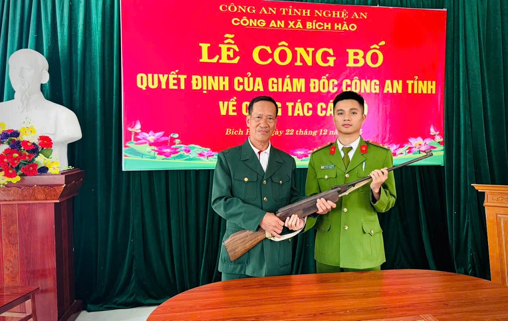 Người dân tự nguyện đến Công an xã giao nộp vũ khí 