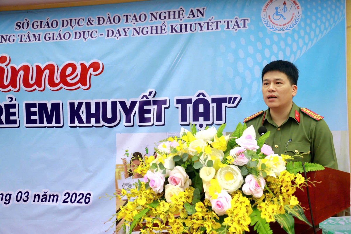 Đồng chí Đại tá Trần Hồng Quang, Phó Bí thư Đảng ủy, Phó Giám đốc Công an tỉnh phát biểu