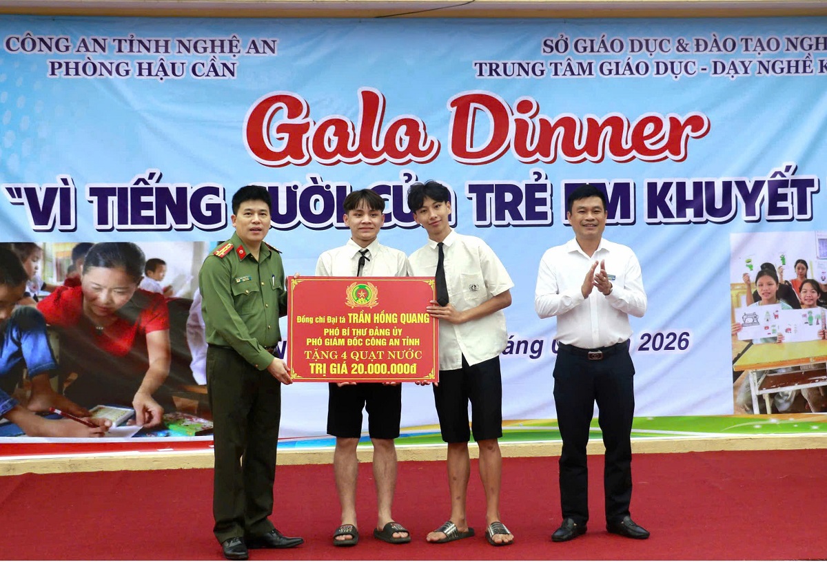 Đồng chí Đại tá Trần Hồng Quang, Phó Bí thư Đảng ủy, Phó Giám đốc Công an tỉnh trao tặng các phần quà tới thầy và trò Trung tâm