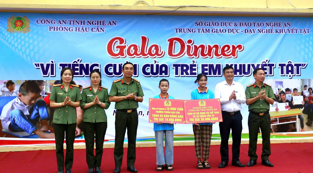 Phòng Hậu cần, Công an tỉnh Nghệ An trao tặng các phần quà 