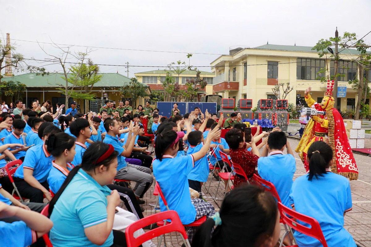 Phần trình diễn ảo thuật mang lại không khí hào hứng và vui vẻ