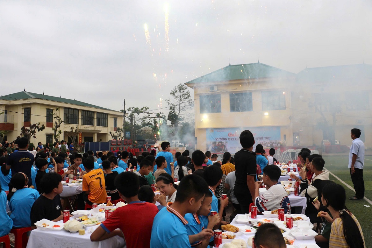 Màn bắn pháo hoa và tiệc liên hoan cuối chương trình