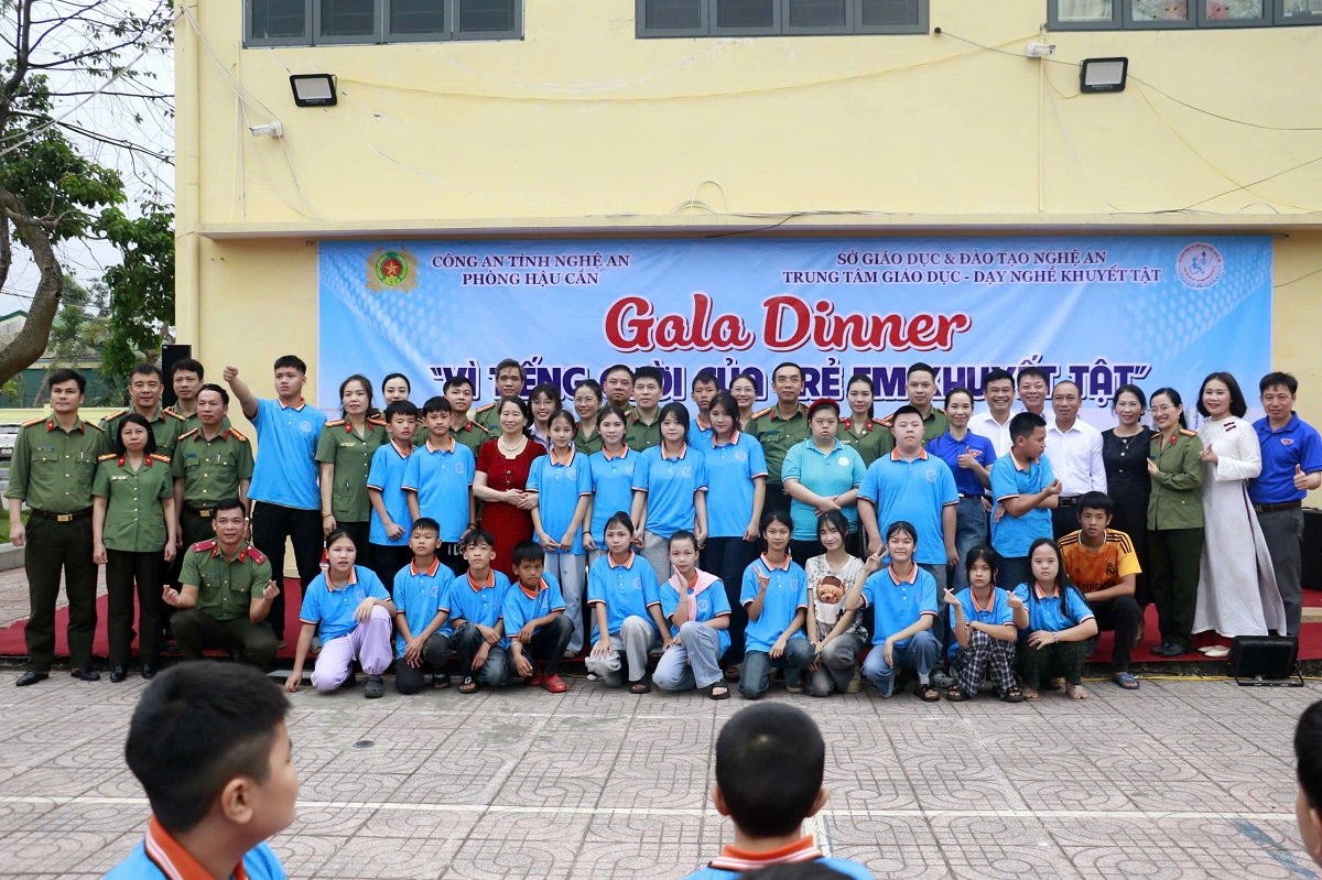 Đồng chí Đại tá Trần Hồng Quang và Lãnh đạo, CBCS Phòng Hậu cần chụp ảnh lưu niệm cùng thầy và trò Trung tâm giáo dục dạy nghề khuyết tật Nghệ An