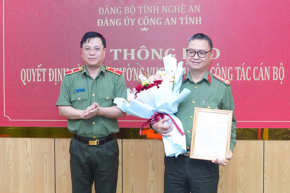 Đồng chí Thiếu tướng Đinh Việt Dũng, Ủy viên Ban Thường vụ Tỉnh ủy, Bí thư Đảng ủy, Giám đốc Công an tỉnh trao Quyết định cho đồng chí Đại tá Nguyễn Ngọc Thanh