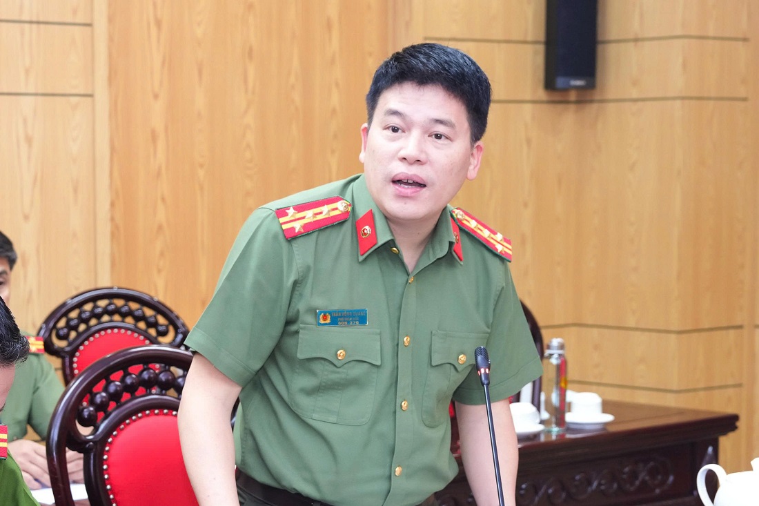 Đồng chí Đại tá Trần Hồng Quang, Phó Bí thư Đảng ủy, Phó Giám đốc Công an tỉnh phát biểu tại Hội nghị