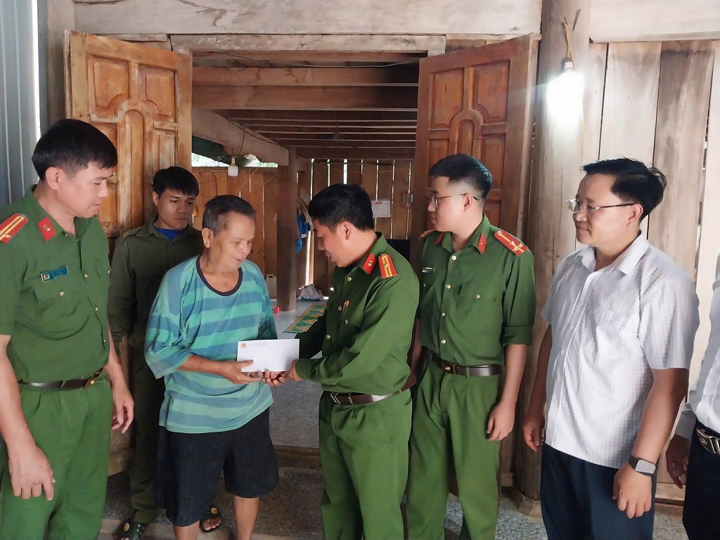 ỷ niệm 95 năm Ngày thành lập Đoàn TNCS Hồ Chí Minh và 70 năm truyền thống Đoàn thanh niên Bộ Công an, Công an xã Nhôn Mai phối hợp cùng Công an các xã: Tri Lễ, Mỹ Lý tổ chức chương trình giao lưu bóng chuyền và trao quà tặng hộ gia đình có hoàn cảnh khó khăn.