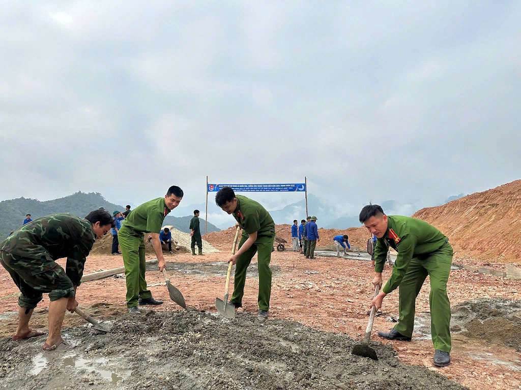 Chi đoàn Công an xã Nhôn Mai hỗ trợ đổ bê tông sân bóng chuyền