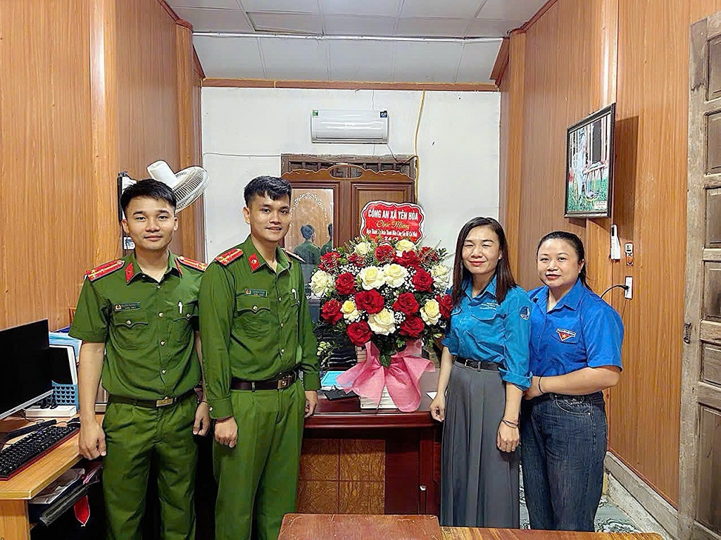 Công an xã Yên Hòa tặng hoa chúc mừng Đoàn Thanh niên xã và lực lượng làm công tác xã hội